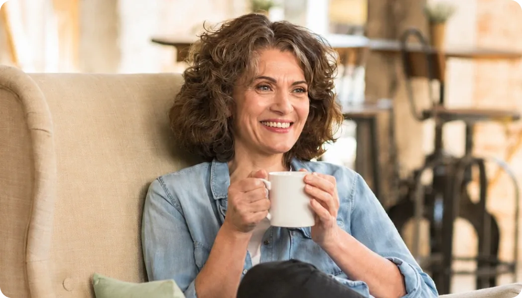 Senhora sorrindo, cliente de aposentadoria da RevisaPrev